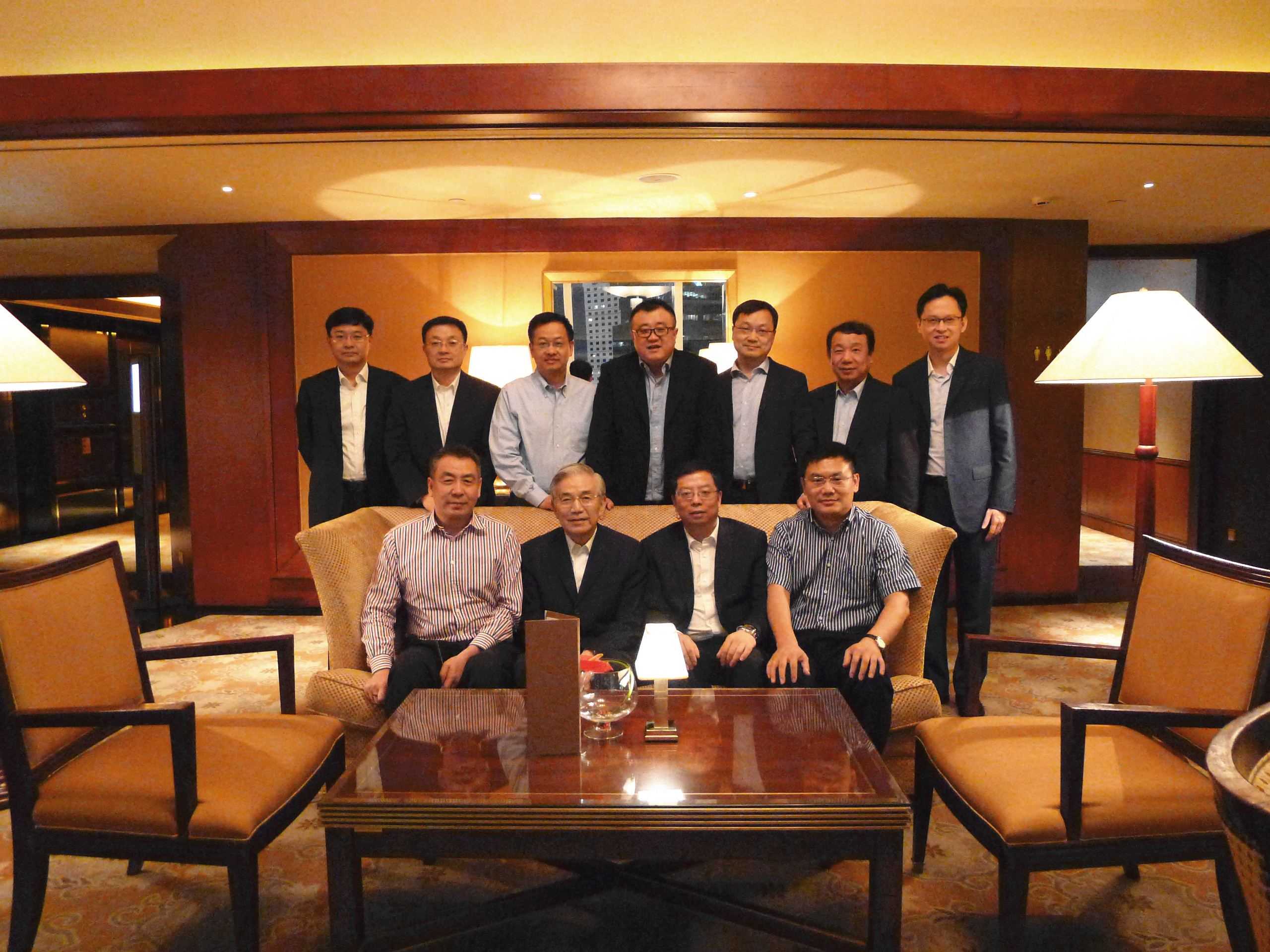 1440421092422073247.jpg 邱校长一行与校友会代表见面.jpg